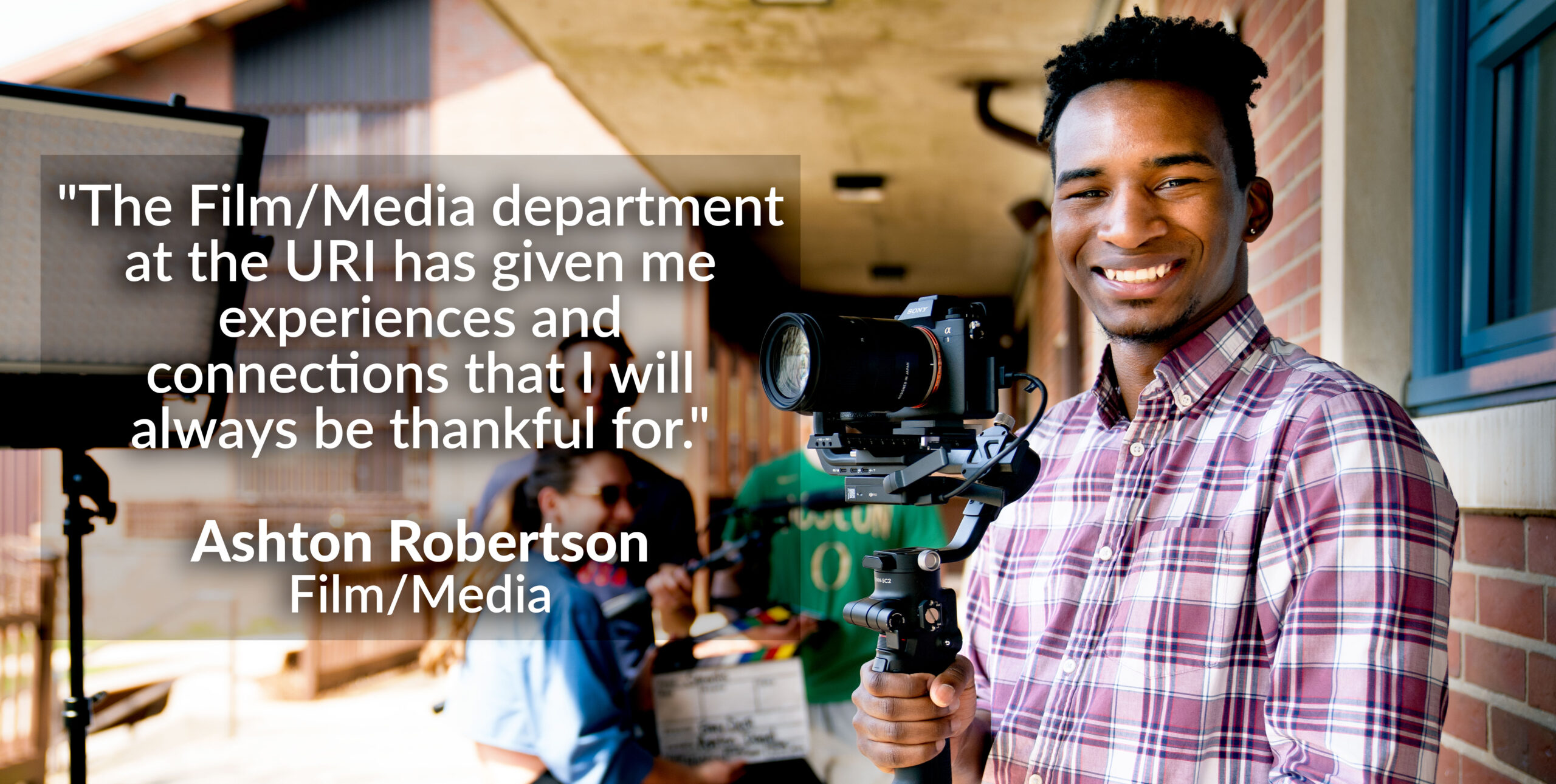 电影/媒体专业学生阿什顿·罗伯逊的照片，引用“URI的电影/媒体部门给了我经验和联系，我将永远感激。”